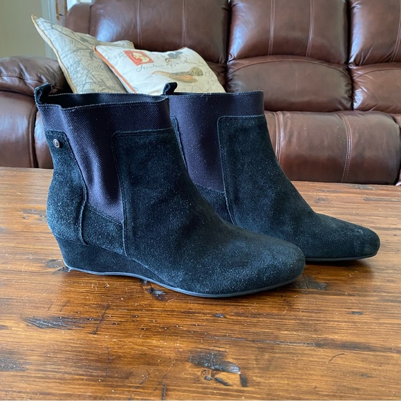 NURTURE Francie Suede Ankle Low Wedge Elastic Gore Boots Size 10 Charcoal Black - Picture 1 of 11